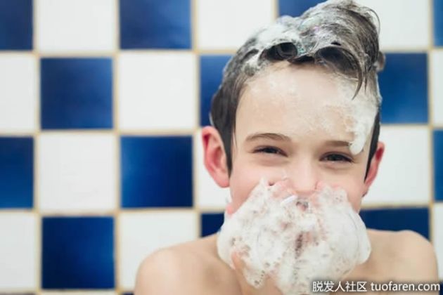 【圖】洗髮水和水如何共同作用來清潔頭髮？