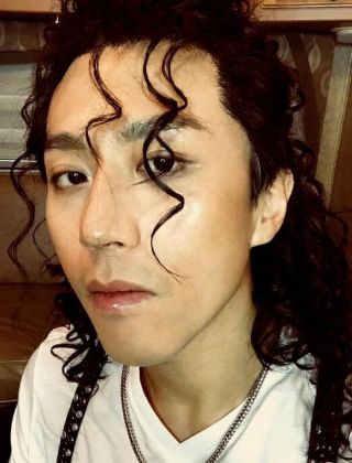 【圖】鄧超一頭捲髮酷似文藝範 一根白髮暴露年齡