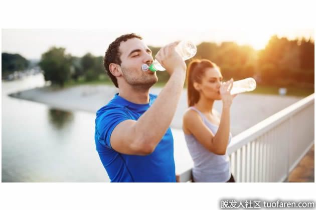 【圖】多喝水:防止脱水和脱髮