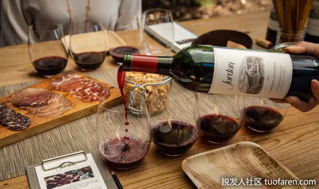 【圖】午餐時喝葡萄酒有益健康