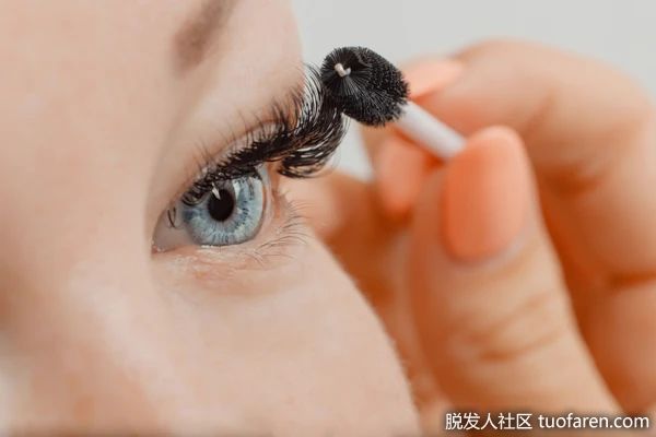 【圖】睫毛過敏反應：眼睛腫脹