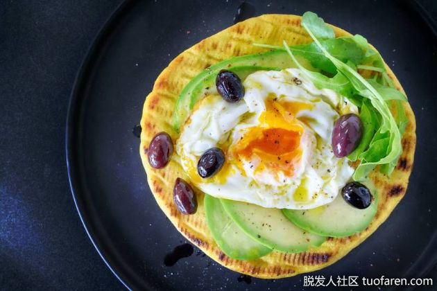 【圖】髮絲乾燥脆弱可用吃來修補 營養師分享「養髮」5營養素