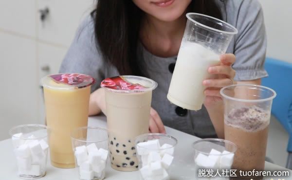 【圖】11歲女生狂掉髮險些禿頂 醫：和多喝含糖飲料有關