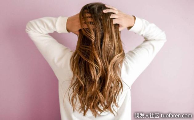 【圖】換季狂掉頭皮屑?醫：氣温低、血液循環減少導致