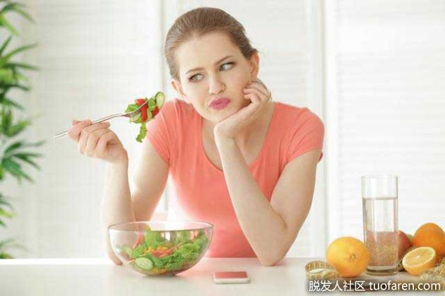 【圖】惡性減肥 妙齡女大片掉髮