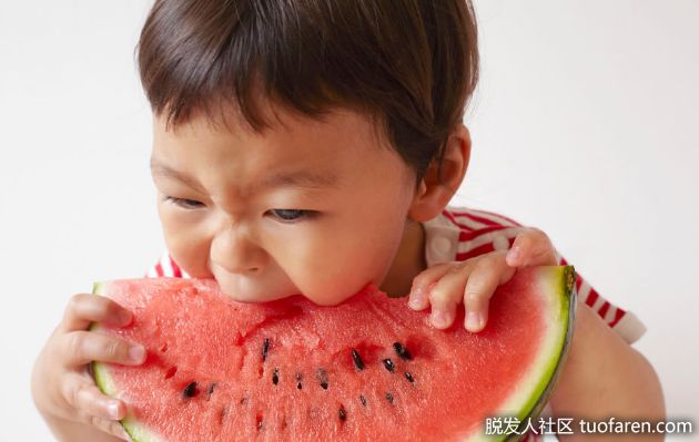 【圖】夏季吃西瓜解暑！你適合吃嗎？專家曝「食用禁忌&最佳食用時間」