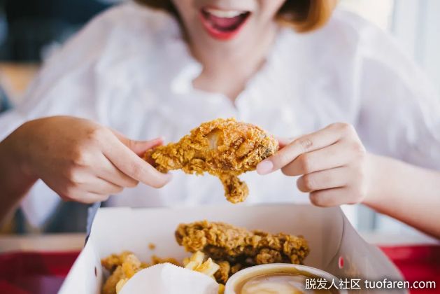 【圖】熬夜吃油炸食物 容易老得快、記憶力變差