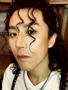 鄧超一頭捲髮酷似文藝範 一根白髮暴露年齡