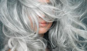 頭髮灰白是缺少什麼維生素?