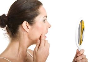 是什麼引起女性面部毛髮？