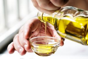 蓖麻油頭髮護理:5個簡單的步驟