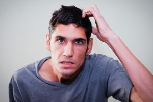 是什麼導致頭皮發紅發癢?