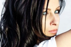 椰子油對頭髮的好處以及如何使用它