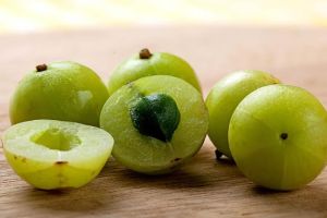 最好的草本髮油，以防止頭髮掉落和頭皮屑