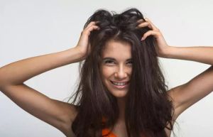 你應該多久在頭髮上塗一次蓖麻油?