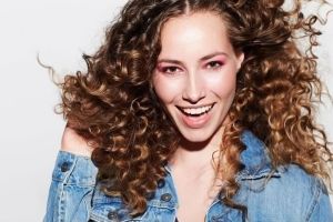 如何為捲曲的頭髮選擇最好的髮油？