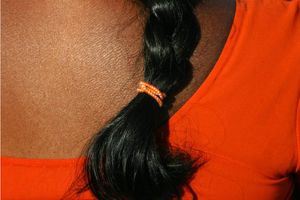 如何在頭髮上使用醋栗粉(Amla)