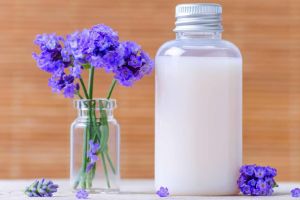 自制含有蕁麻和迷迭香的頭髮生長洗髮水