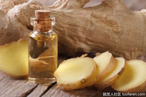 生薑和橄欖油(或荷荷巴油)塗抹頭髮