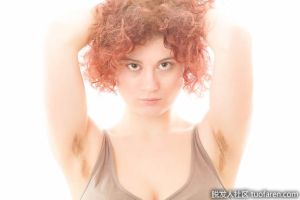 在什麼年齡生長腋毛？