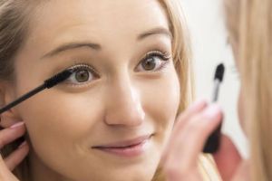 如何防止睫毛脱落？