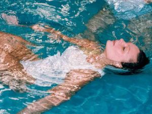 如何滋潤因氯損傷而乾燥的頭髮