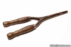 什麼時候發明了電動捲髮鉗？