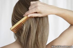 誰發明了第一把梳子？