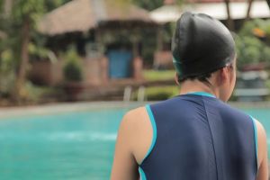 防止游泳池中氯對頭髮的傷害