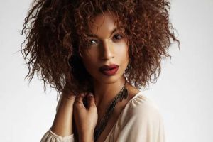 如何使粗糙捲曲的頭髮變得柔軟