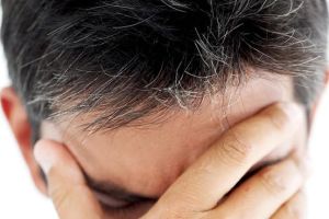 為什麼我年紀輕輕就滿頭白髮？