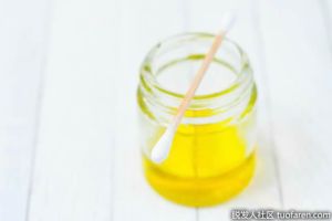 如果你在頭髮上塗嬰兒油會發生什麼？