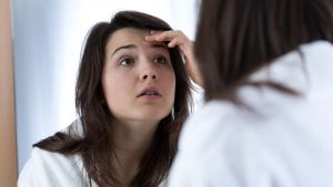 如何治療油性額頭上的痤瘡