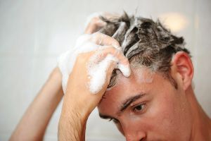 最好的男性脱髮產品，從洗髮水到藥物