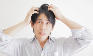 維生素不足會導致頭皮乾燥和脱髮