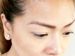 如何使你的眉毛更厚