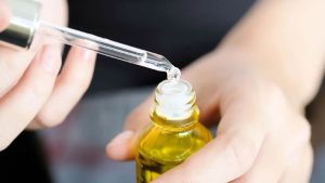 如何用維生素C精華液護理皮膚？