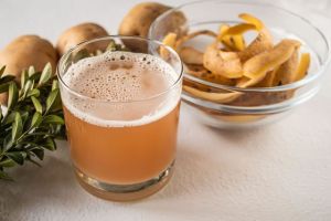 土豆汁洗頭怎麼洗：土豆汁按摩頭皮