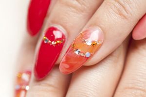 長指甲，其實可能會傷到頭皮!