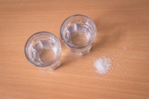 只用鹽和熱水就能洗掉頭髮上的污垢