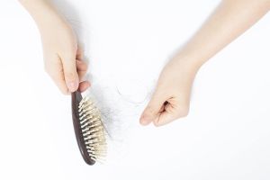 產後脱髮超多好焦慮　醫：一年內會恢復正常