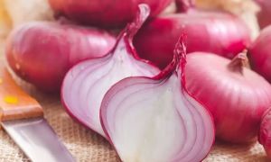 塗洋葱促生髮、避孕藥治禿頭?小心接觸性皮膚炎