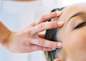 頭皮經絡按摩 改善頂上4大問題