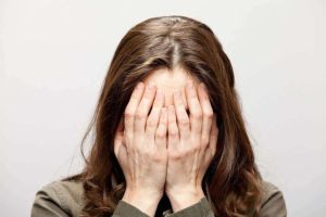 產後脱髮全解析！把握黃金六個月改善飲食、護理，重拾濃密秀髮