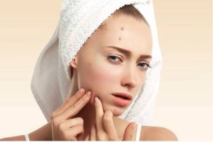 肝火過旺滿臉痘！穴位按摩搭配菊花養肝茶助改善