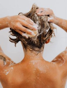 一直掉髮怎麼辦？ 6招防止髮量變少 洗頭不能天天洗