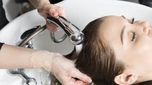 洗頭次數跟掉髮有關嗎？同一種洗髮水用太久髮質會變差？錯，皮膚科醫師破解洗髮兩大疑問！