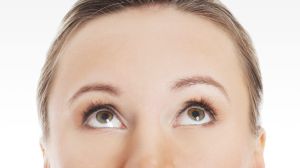 想要濃眉毛…不宜擦生髮水!