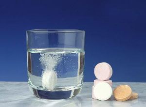 用泡騰片預防感冒、補充維生素？營養師：小心副作用