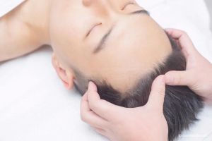 按摩頭部、足部穴位防掉髮